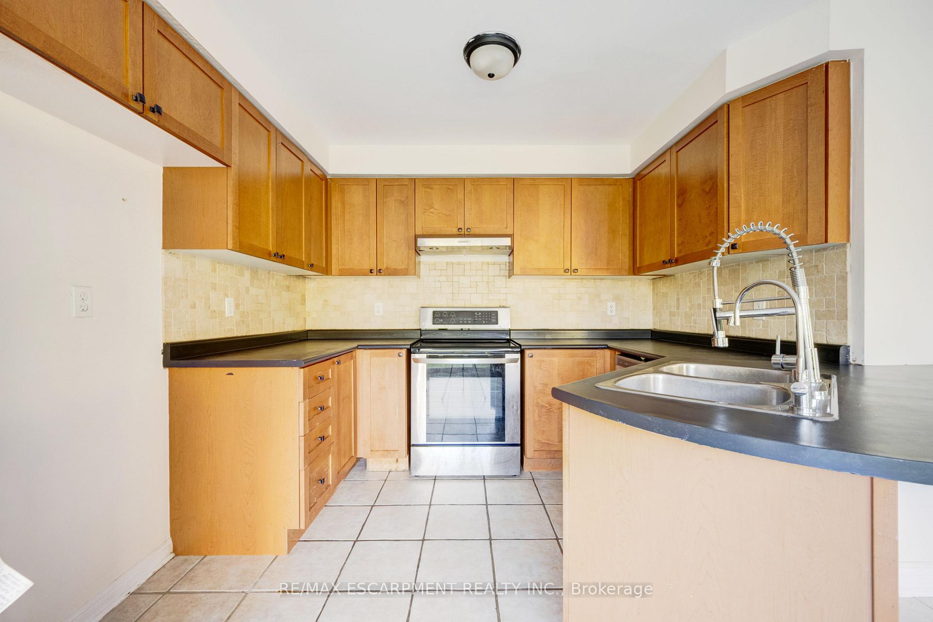 Photo 15 of 14 Yvonne Drive, Brampton, Fletcher's Meadow — HOMEH