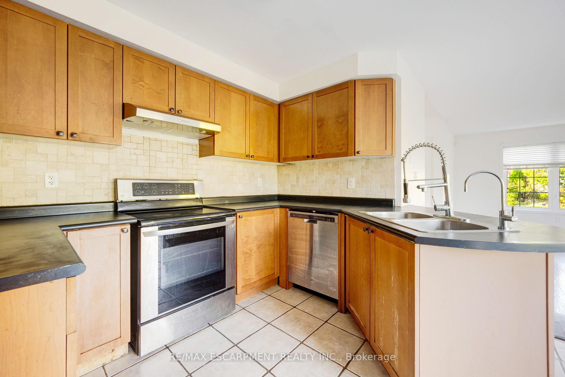 Photo 17 of 14 Yvonne Drive, Brampton, Fletcher's Meadow — HOMEH