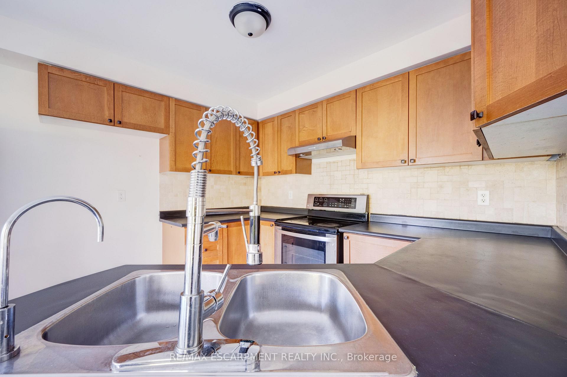 Photo 20 of 14 Yvonne Drive, Brampton, Fletcher's Meadow — HOMEH