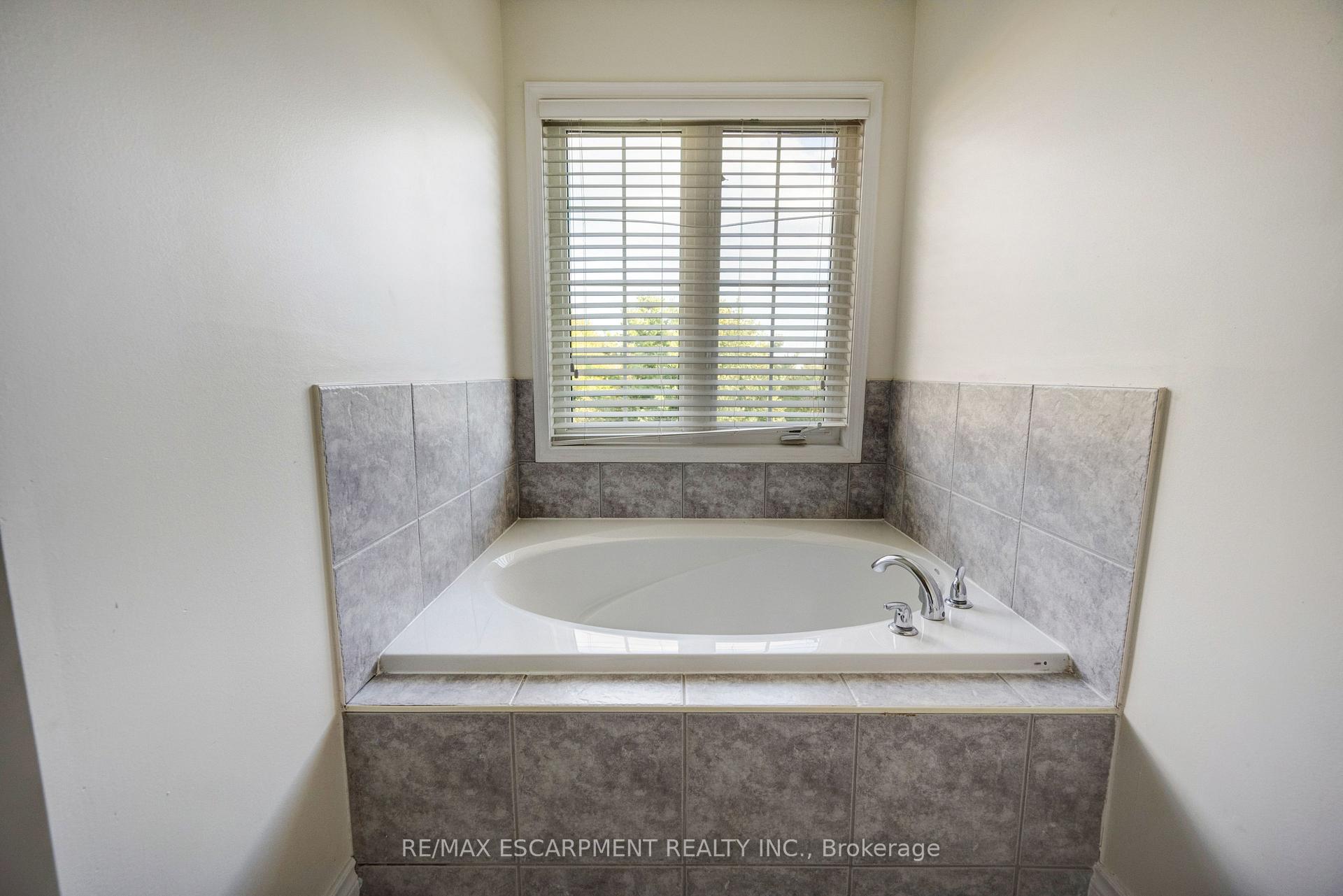 Photo 32 of 14 Yvonne Drive, Brampton, Fletcher's Meadow — HOMEH