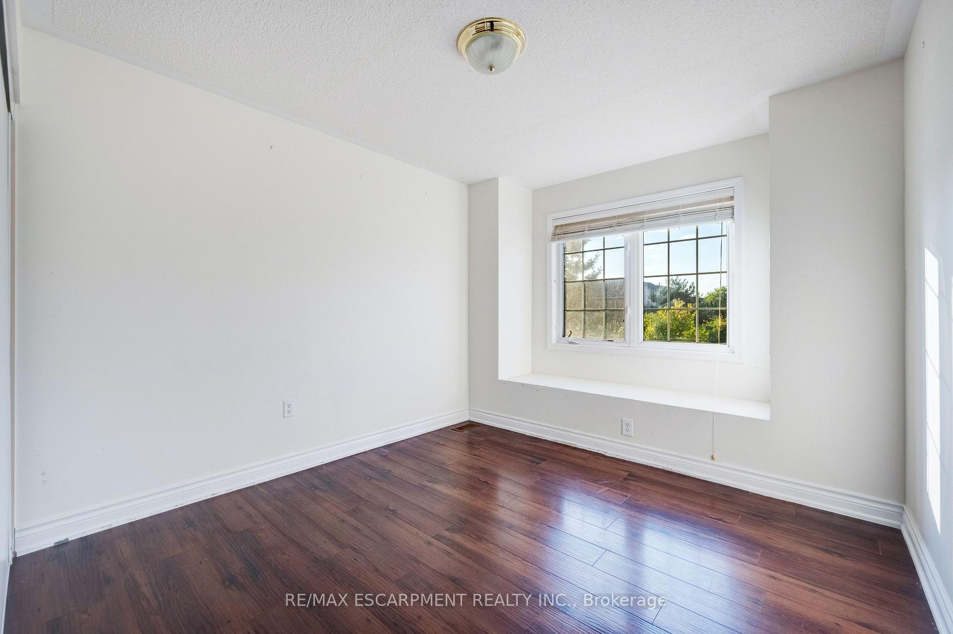Photo 34 of 14 Yvonne Drive, Brampton, Fletcher's Meadow — HOMEH