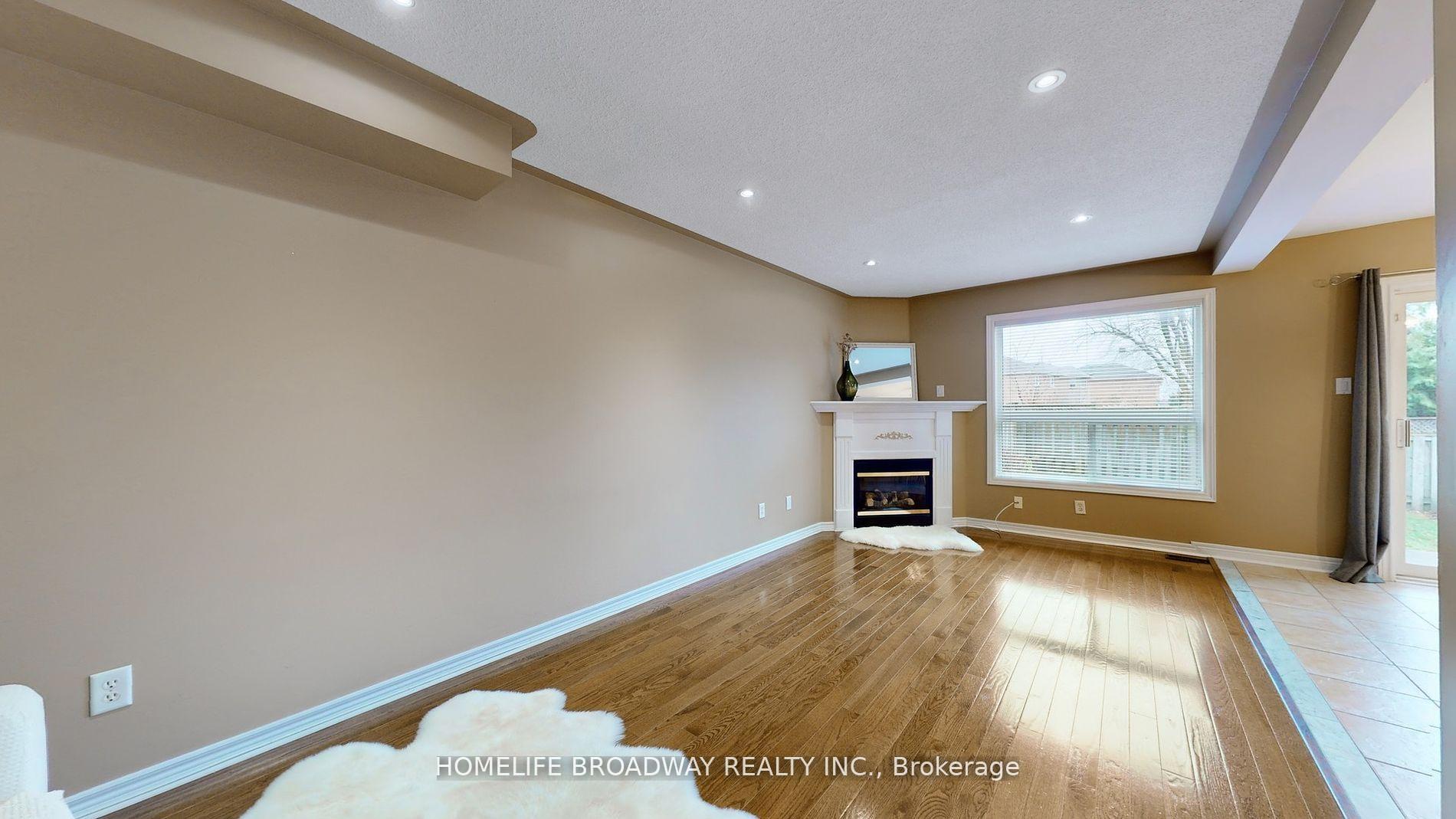 Photo 3 of 31 Corkwood Crescent, Vaughan, Maple — HOMEH