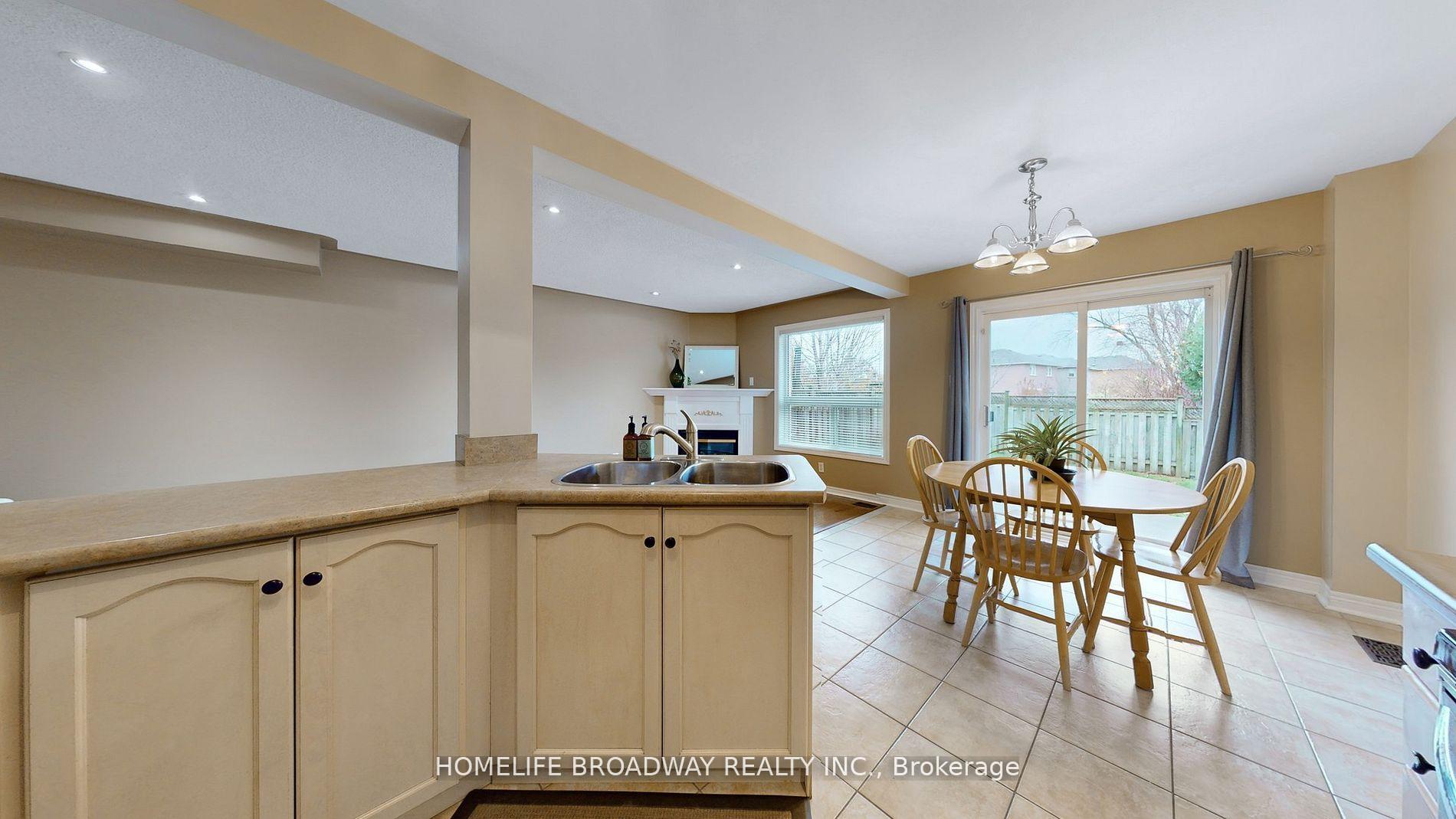 Photo 10 of 31 Corkwood Crescent, Vaughan, Maple — HOMEH