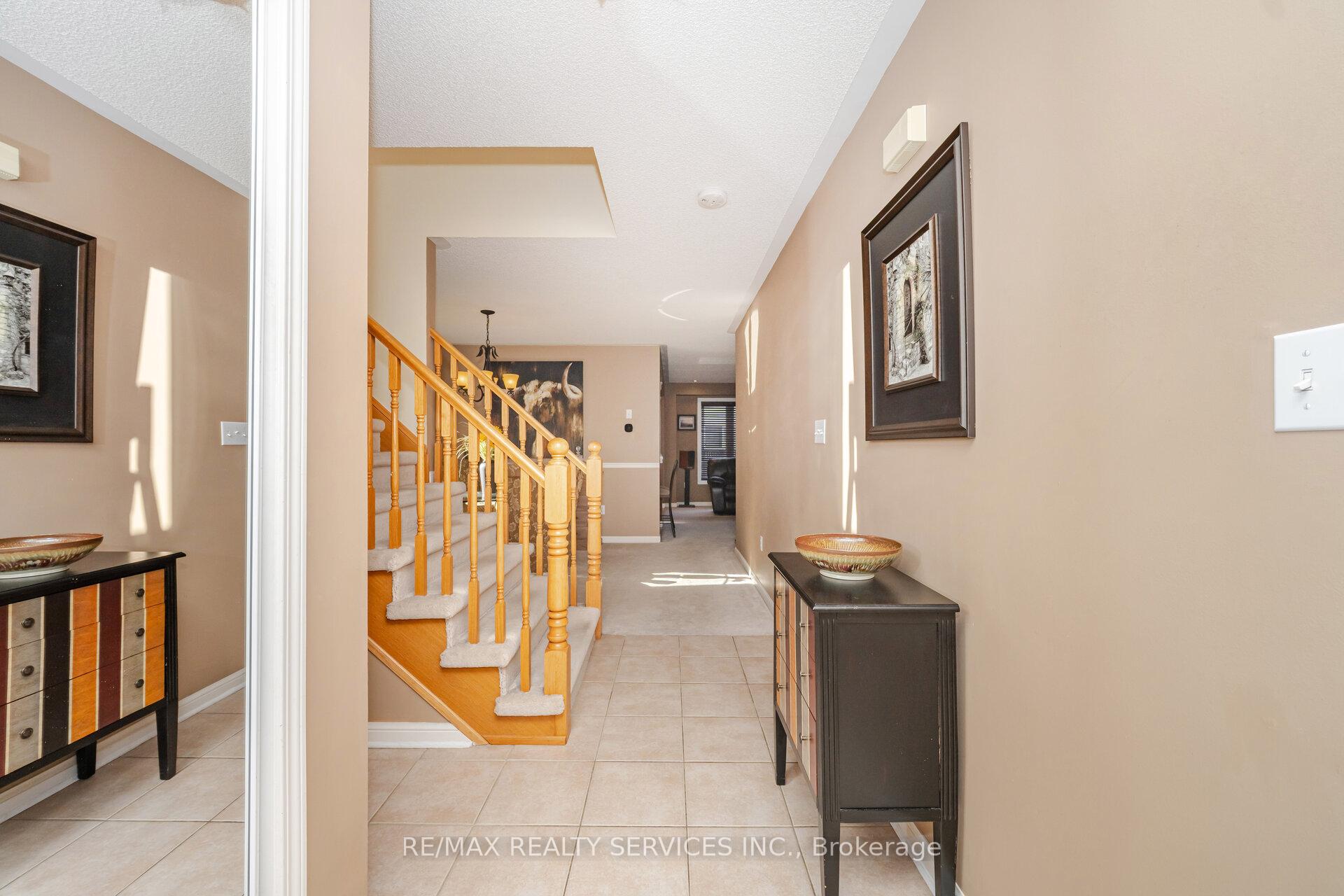Photo 9 of 112 Sweetwood Circle, Brampton, Fletcher's Meadow — HOMEH