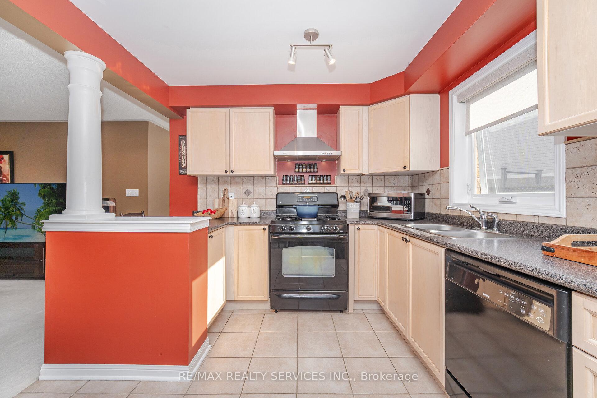 Photo 22 of 112 Sweetwood Circle, Brampton, Fletcher's Meadow — HOMEH