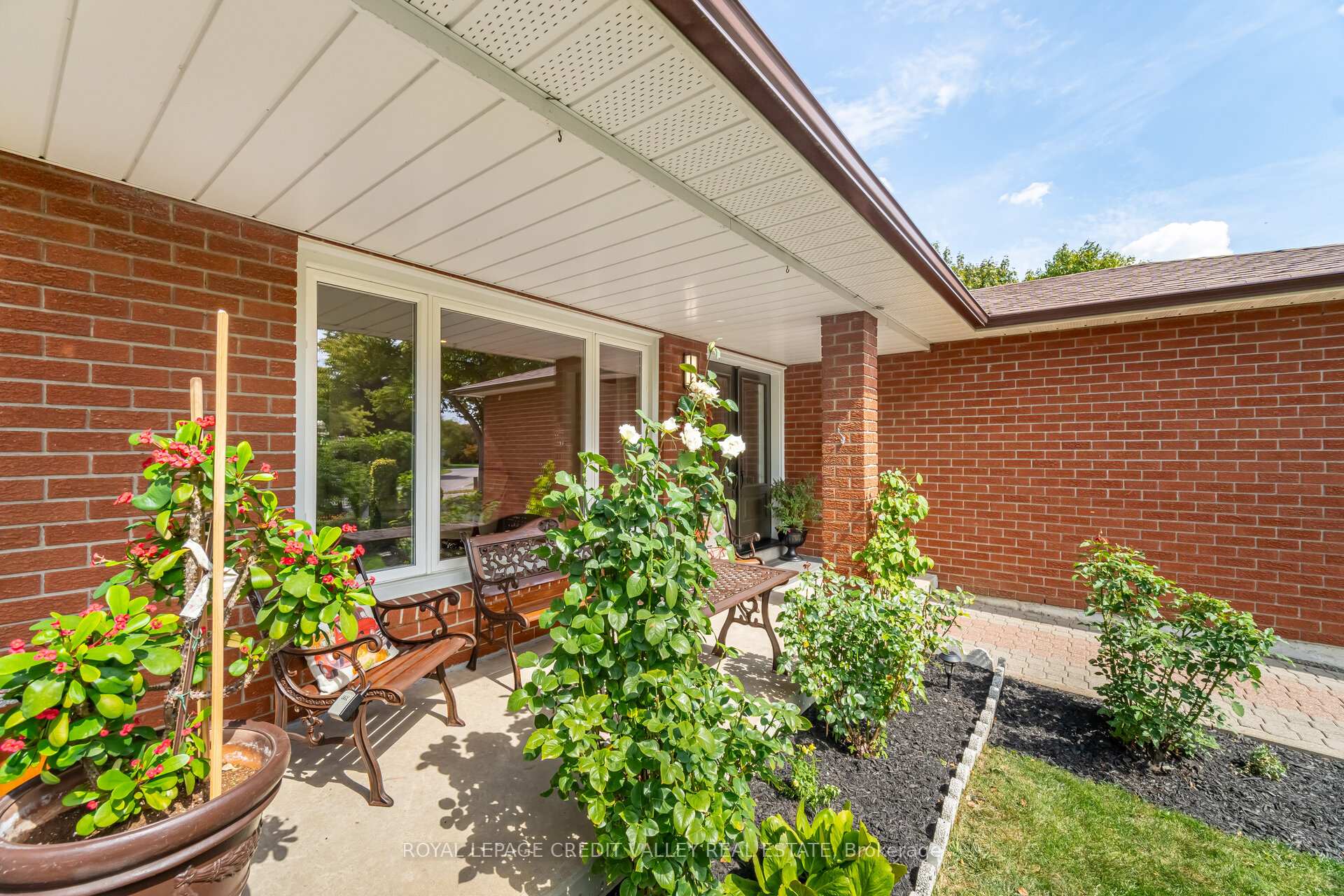 Photo 5 of 40 Finsbury Drive, Brampton, Southgate — HOMEH