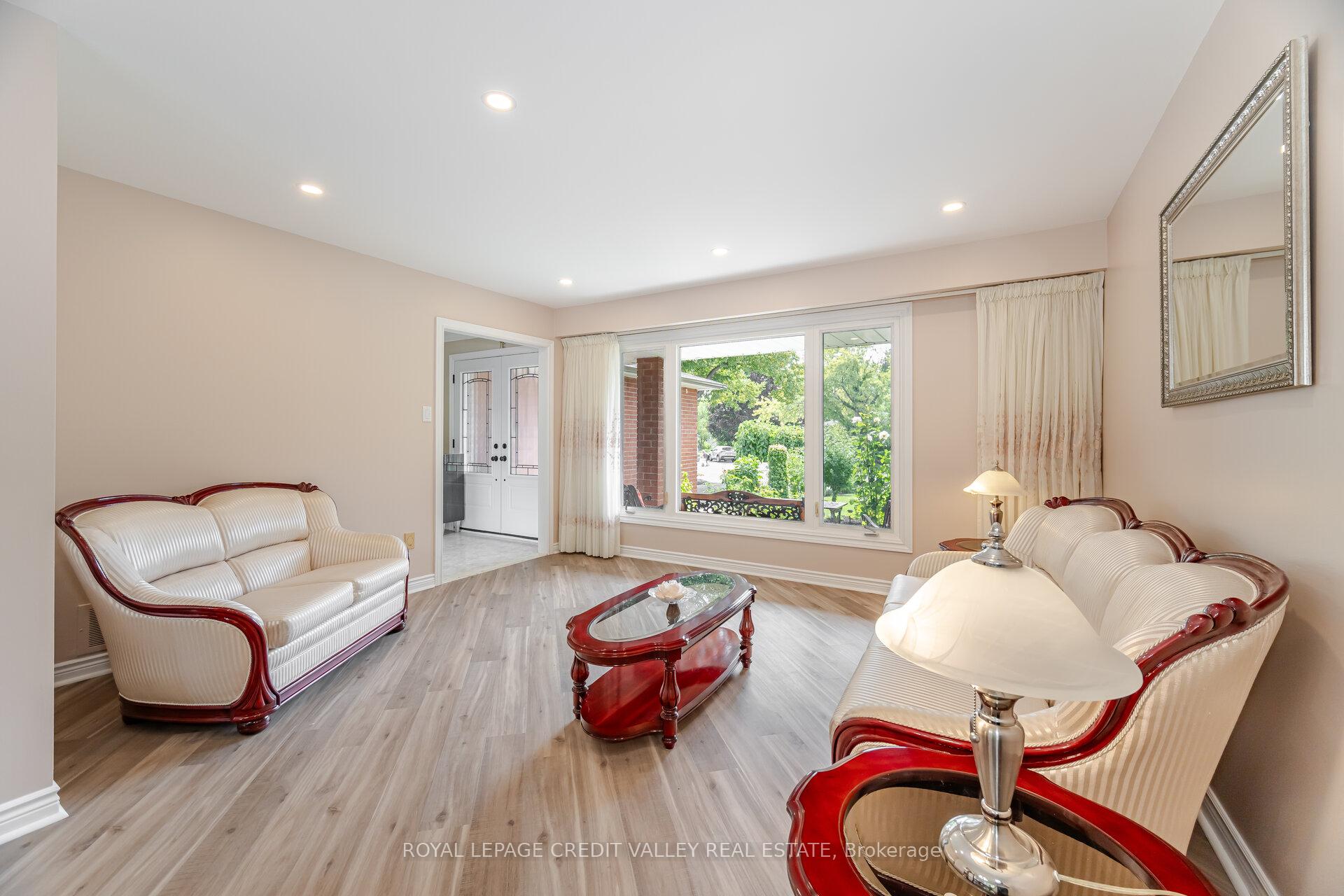 Photo 10 of 40 Finsbury Drive, Brampton, Southgate — HOMEH