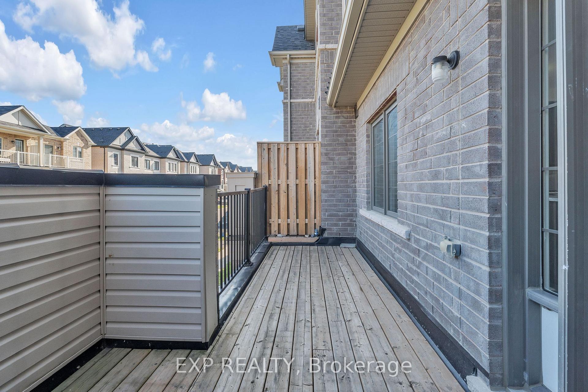 Photo 4 of 96 Fruitvale Circle, Brampton, Northwest Brampton — HOMEH