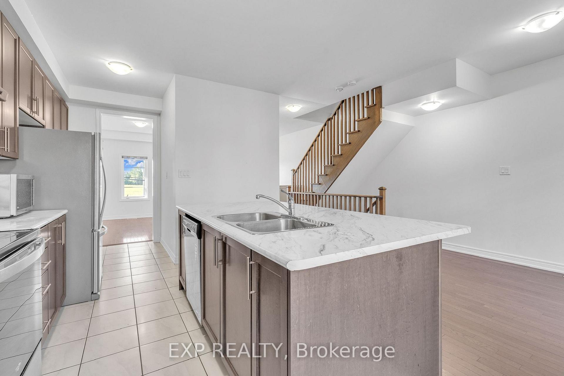Photo 5 of 96 Fruitvale Circle, Brampton, Northwest Brampton — HOMEH