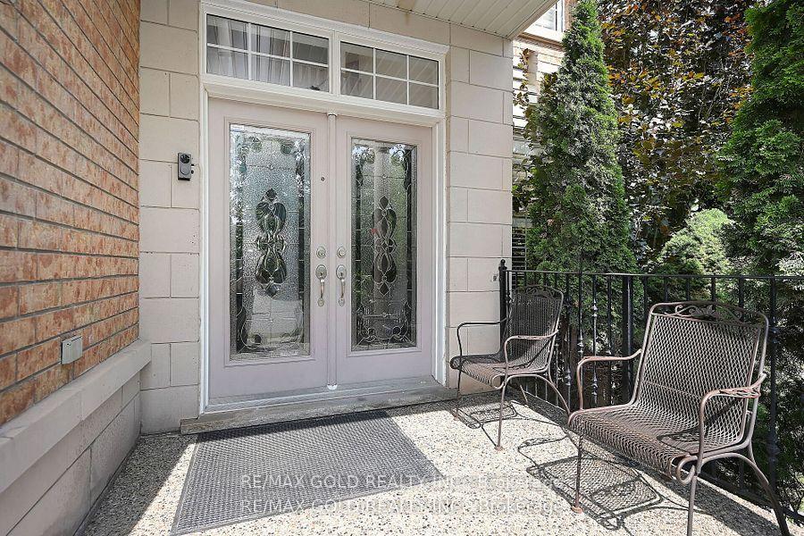 Photo 5 of 42 Louvain Drive, Brampton, Vales of Castlemore North — HOMEH