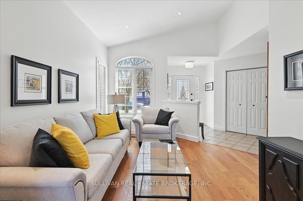 Photo 8 of 17 Rockhaven Lane, Hamilton, Waterdown — HOMEH