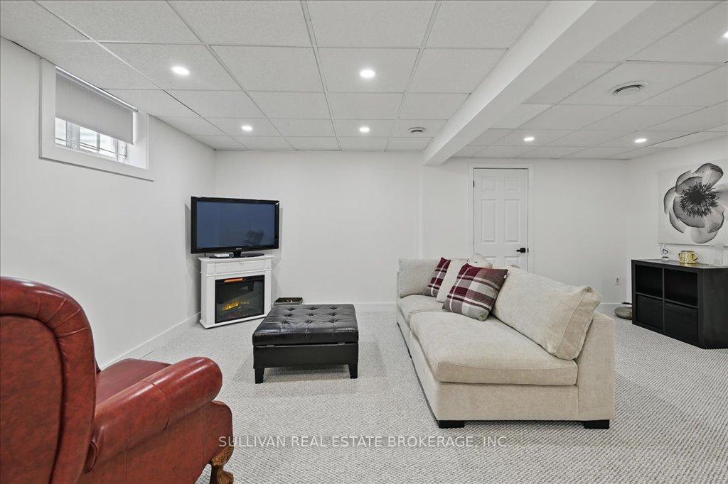 Photo 35 of 17 Rockhaven Lane, Hamilton, Waterdown — HOMEH