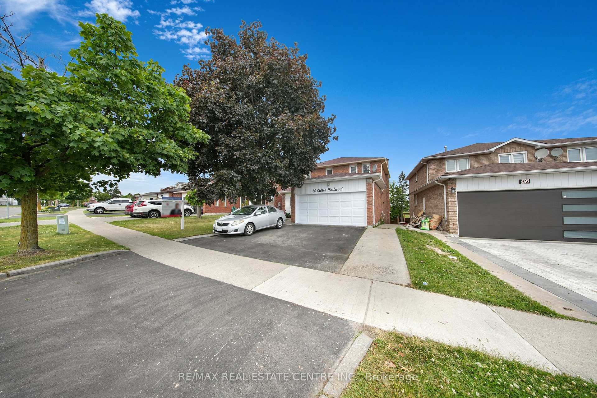 Photo 2 of 30 Oaklea Boulevard, Brampton, Fletcher's Creek South — HOMEH
