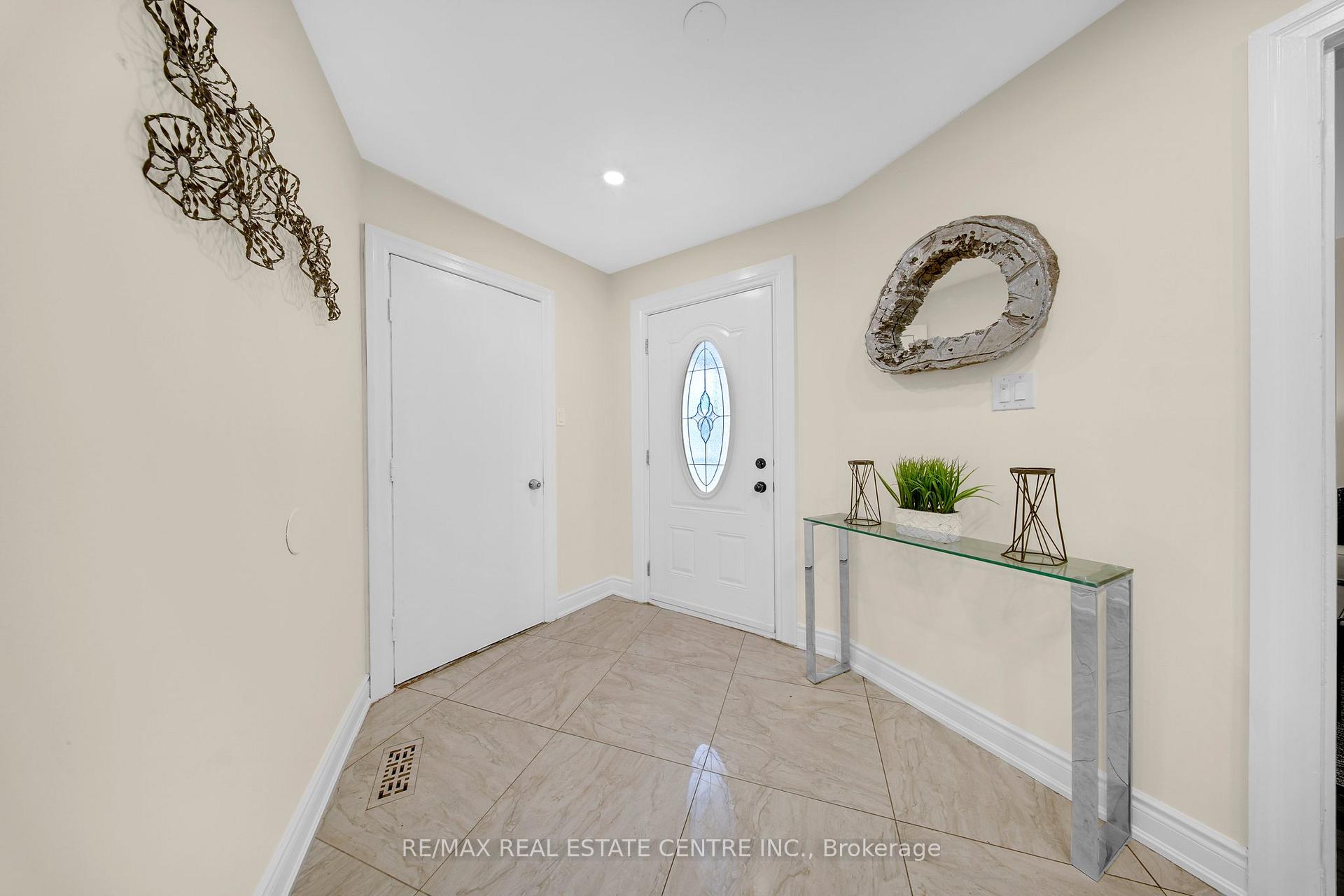Photo 3 of 30 Oaklea Boulevard, Brampton, Fletcher's Creek South — HOMEH