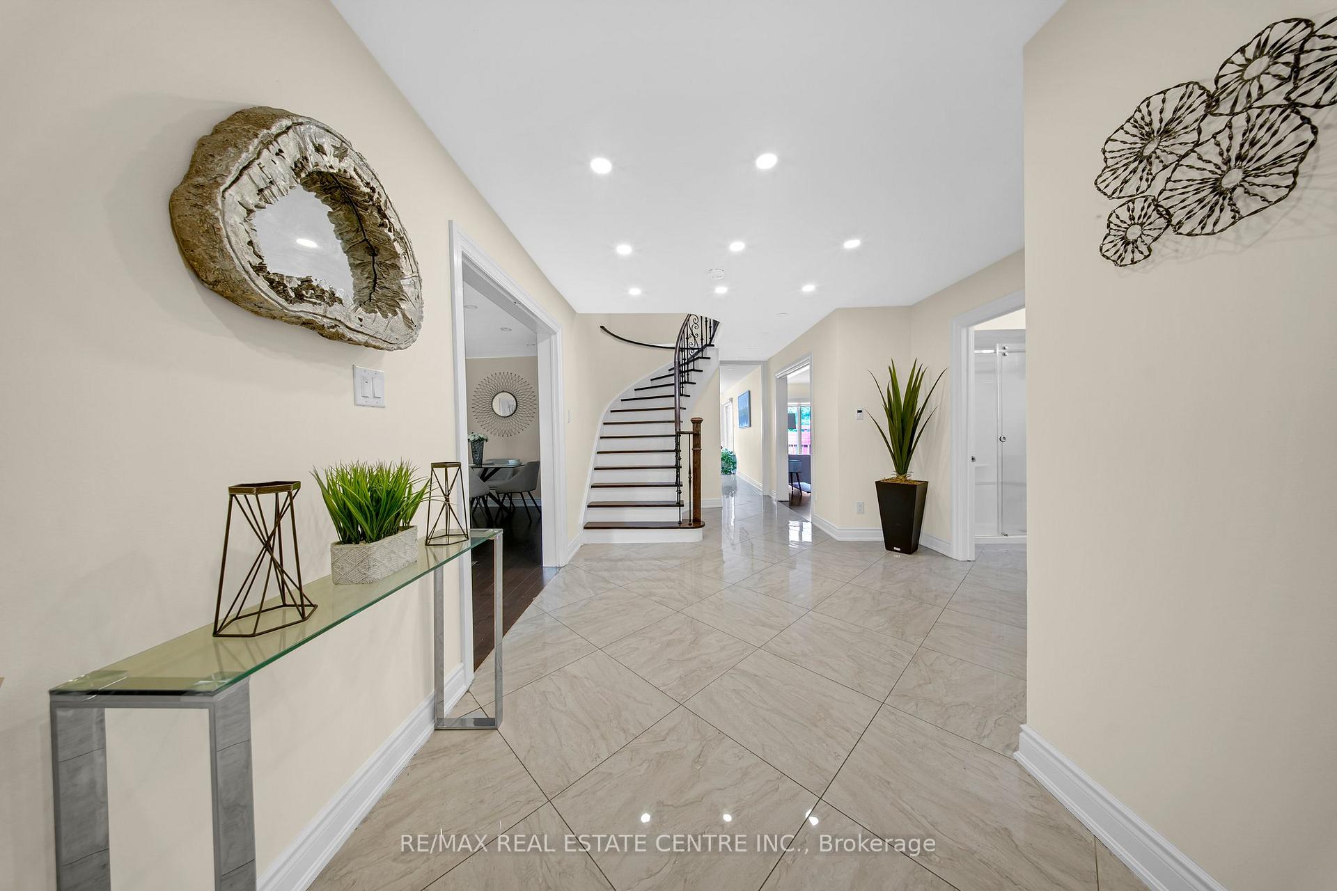 Photo 4 of 30 Oaklea Boulevard, Brampton, Fletcher's Creek South — HOMEH