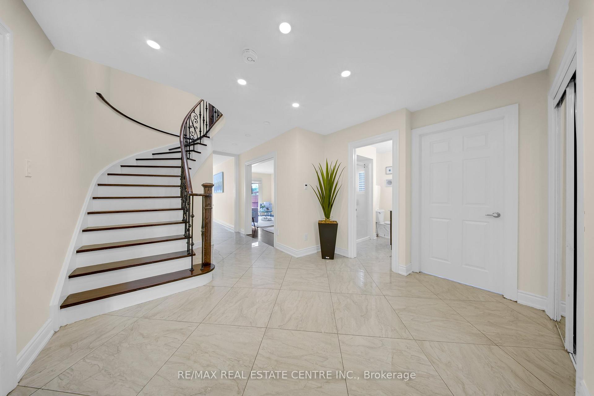 Photo 5 of 30 Oaklea Boulevard, Brampton, Fletcher's Creek South — HOMEH