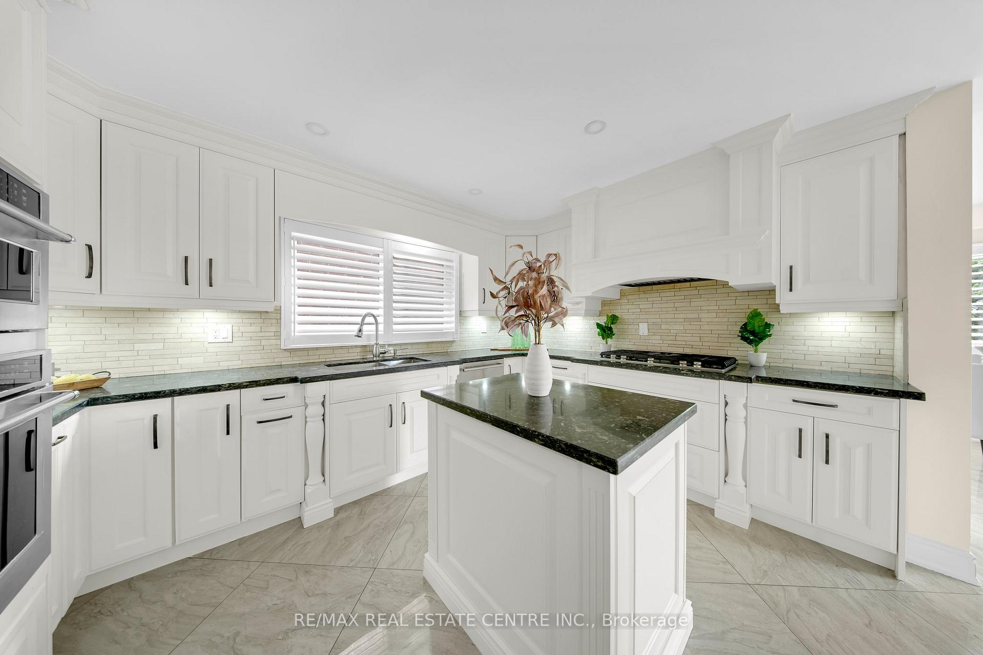 Photo 16 of 30 Oaklea Boulevard, Brampton, Fletcher's Creek South — HOMEH