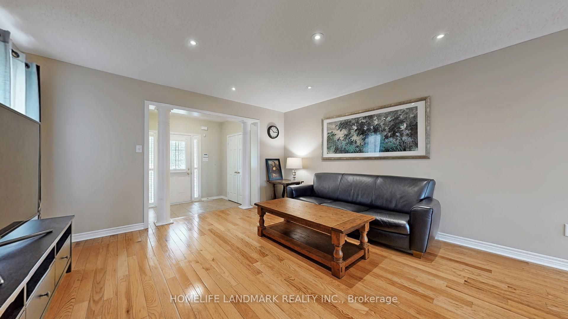Photo 5 of 34 Wallwark Street, Aurora, Bayview Northeast — HOMEH