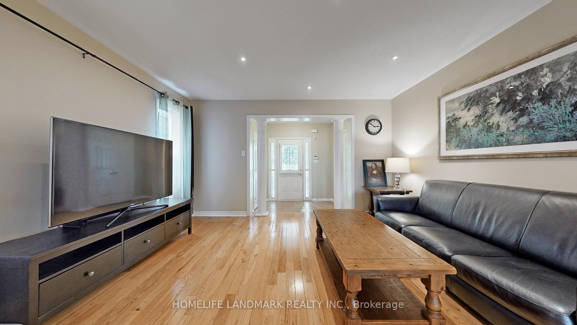 Photo 4 of 34 Wallwark Street, Aurora, Bayview Northeast — HOMEH