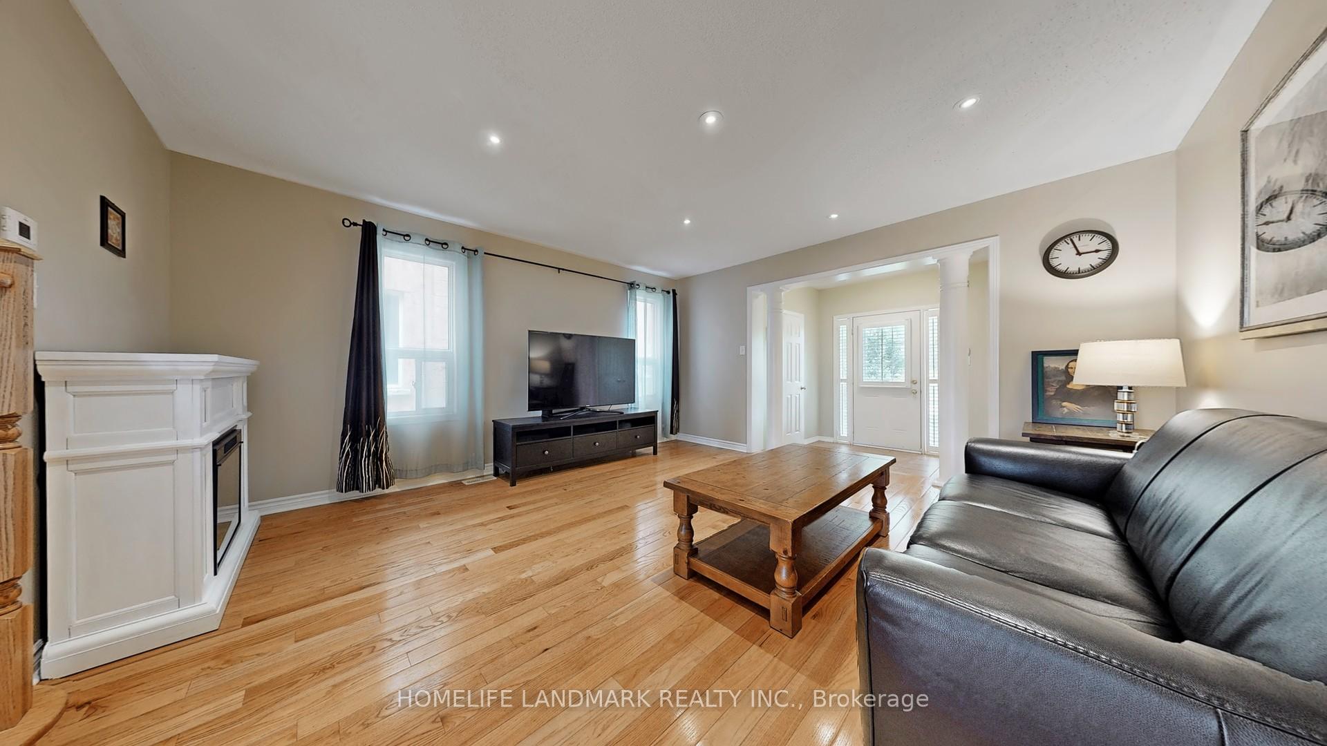Photo 6 of 34 Wallwark Street, Aurora, Bayview Northeast — HOMEH