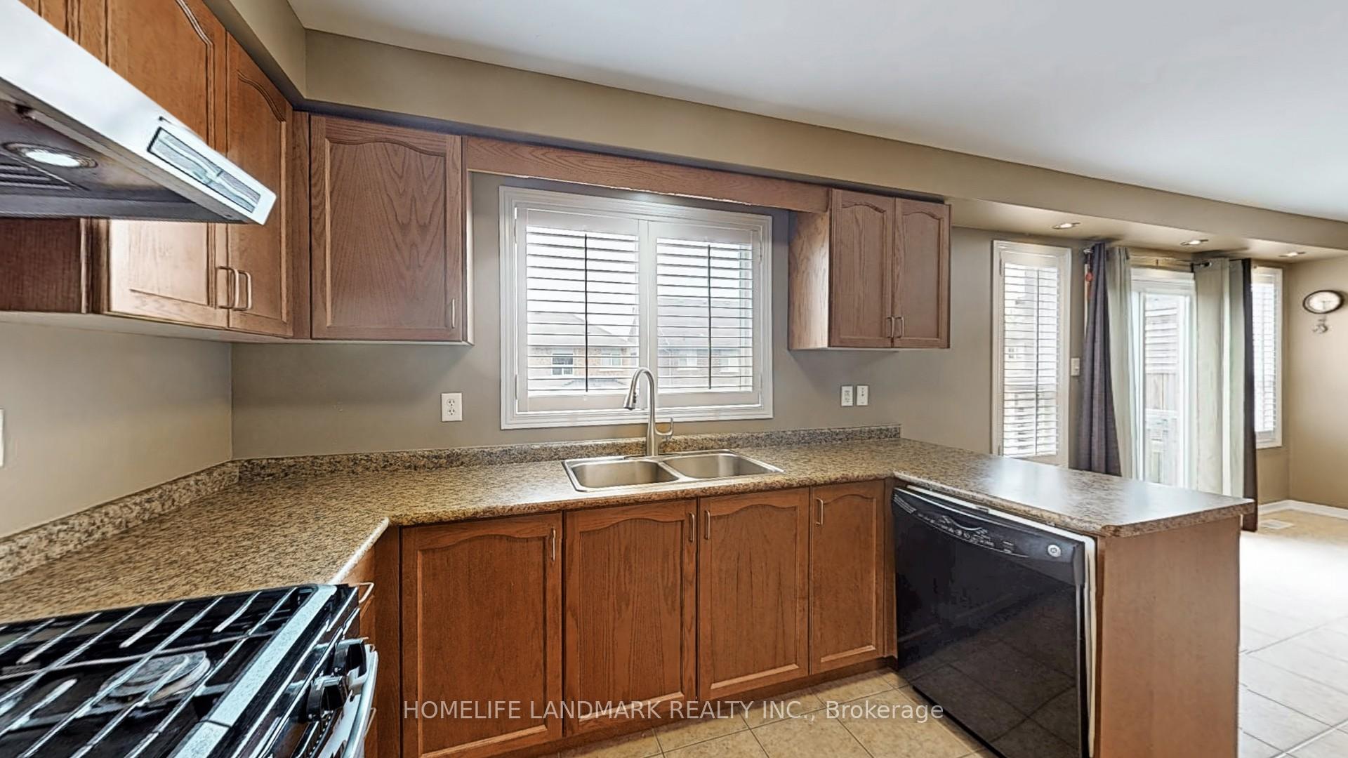 Photo 10 of 34 Wallwark Street, Aurora, Bayview Northeast — HOMEH