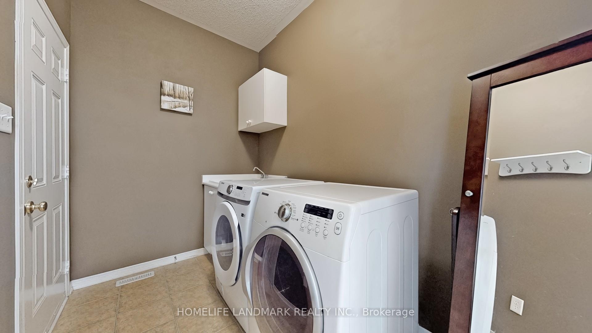 Photo 14 of 34 Wallwark Street, Aurora, Bayview Northeast — HOMEH