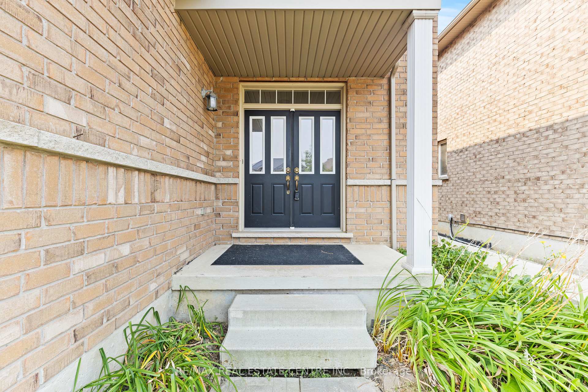 Photo 3 of 135 Raymond Road, Hamilton, Meadowlands — HOMEH