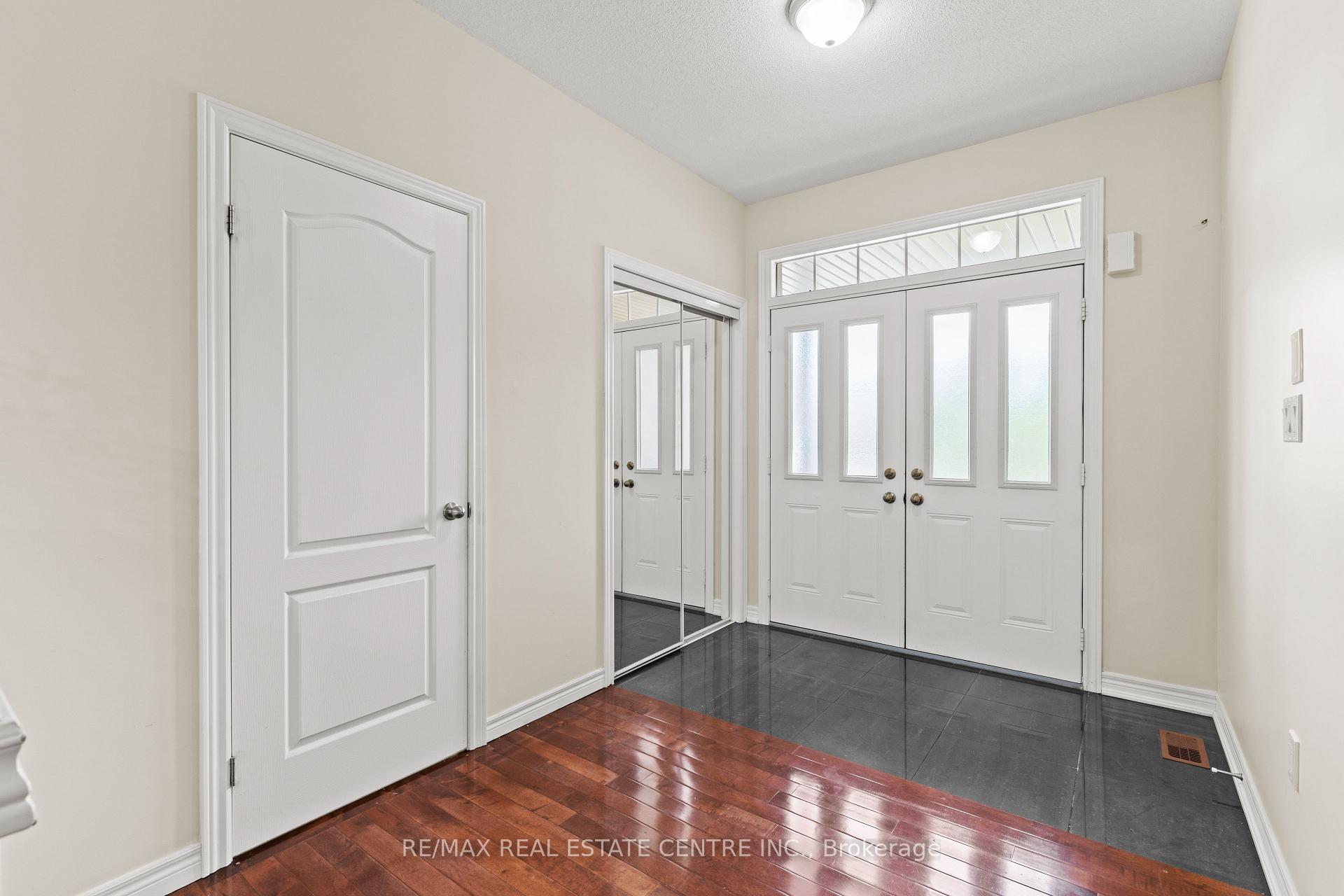 Photo 7 of 135 Raymond Road, Hamilton, Meadowlands — HOMEH