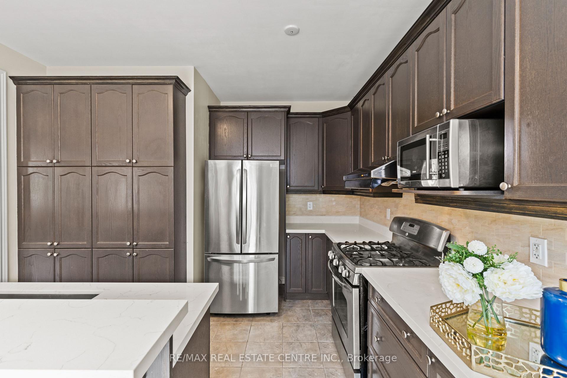 Photo 8 of 135 Raymond Road, Hamilton, Meadowlands — HOMEH
