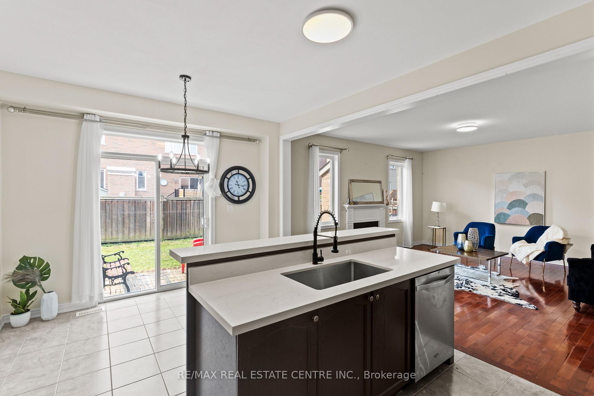 Photo 9 of 135 Raymond Road, Hamilton, Meadowlands — HOMEH