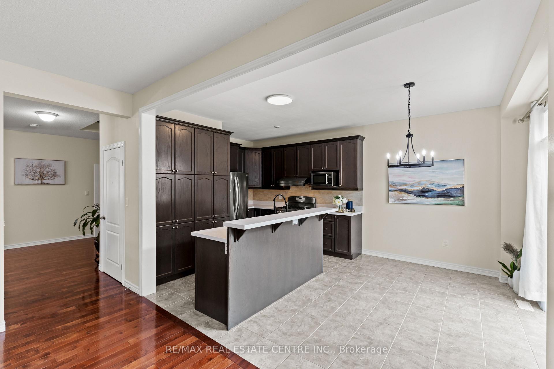 Photo 12 of 135 Raymond Road, Hamilton, Meadowlands — HOMEH