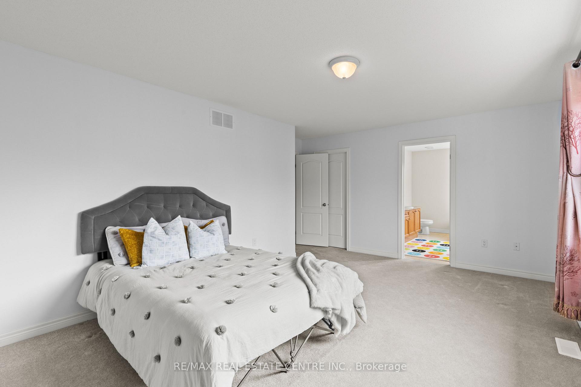 Photo 14 of 135 Raymond Road, Hamilton, Meadowlands — HOMEH