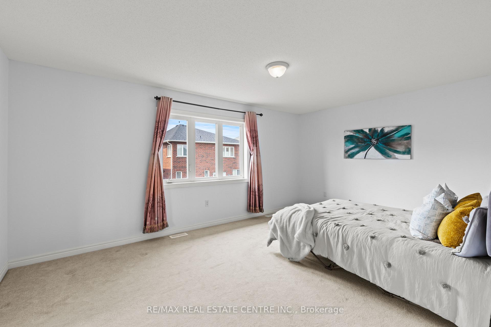 Photo 15 of 135 Raymond Road, Hamilton, Meadowlands — HOMEH