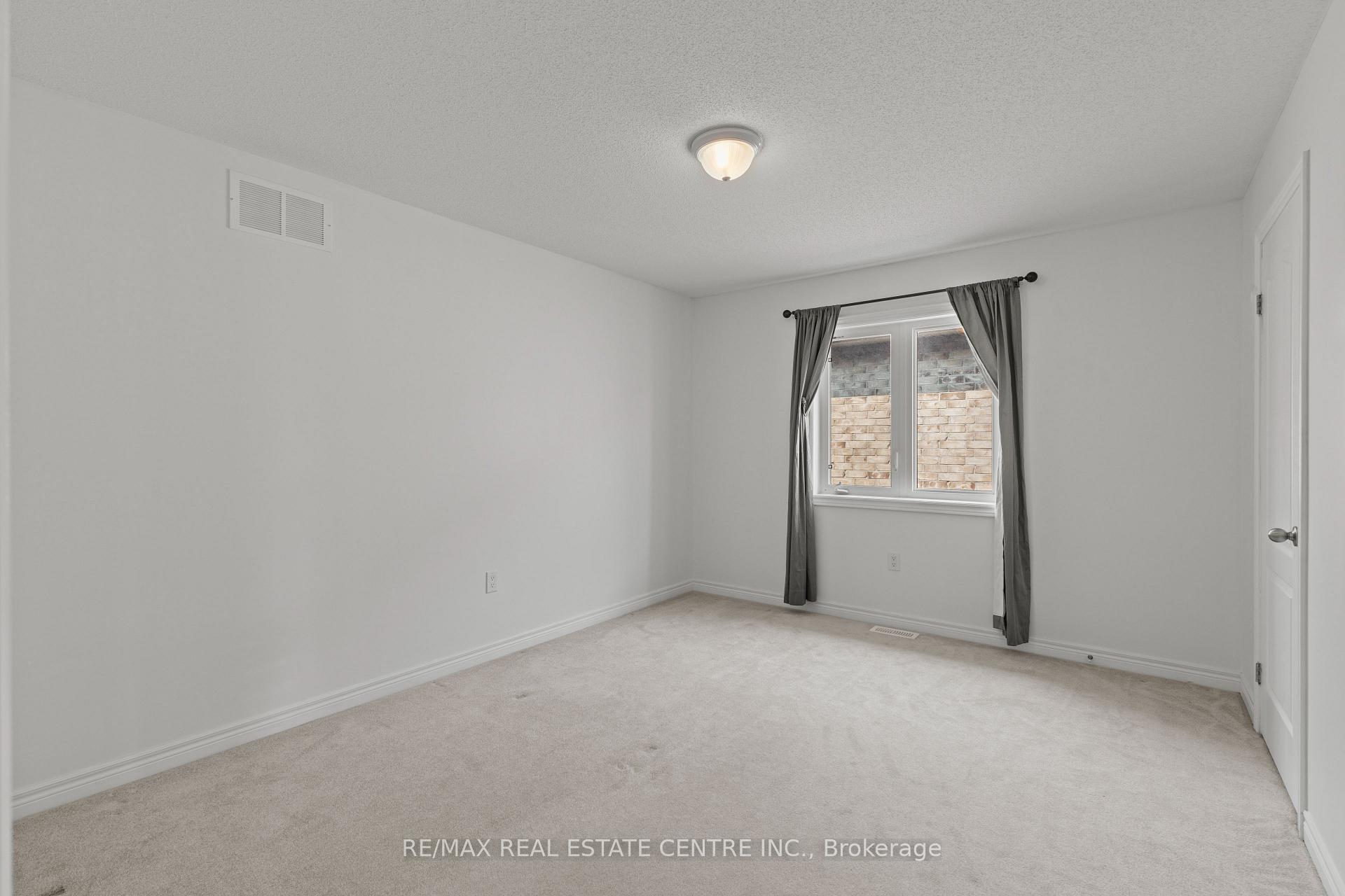 Photo 16 of 135 Raymond Road, Hamilton, Meadowlands — HOMEH