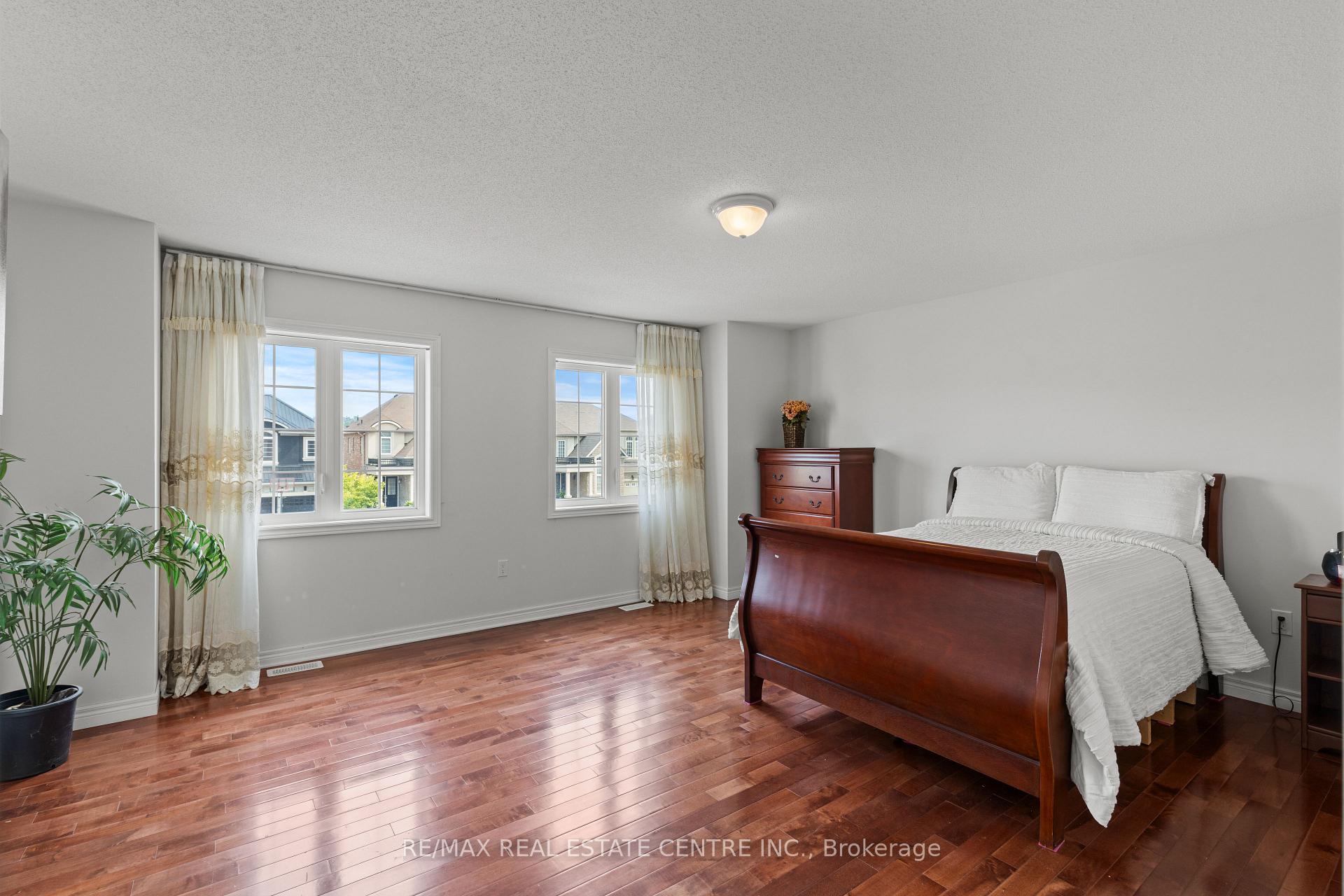 Photo 18 of 135 Raymond Road, Hamilton, Meadowlands — HOMEH