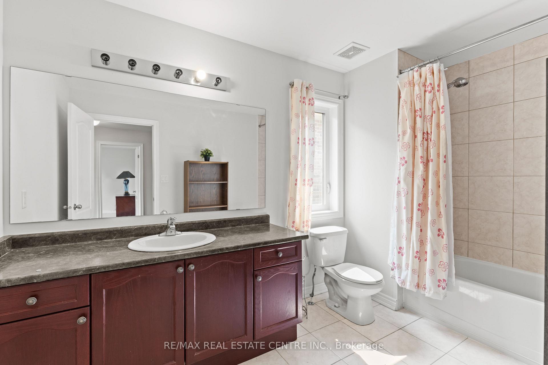 Photo 20 of 135 Raymond Road, Hamilton, Meadowlands — HOMEH