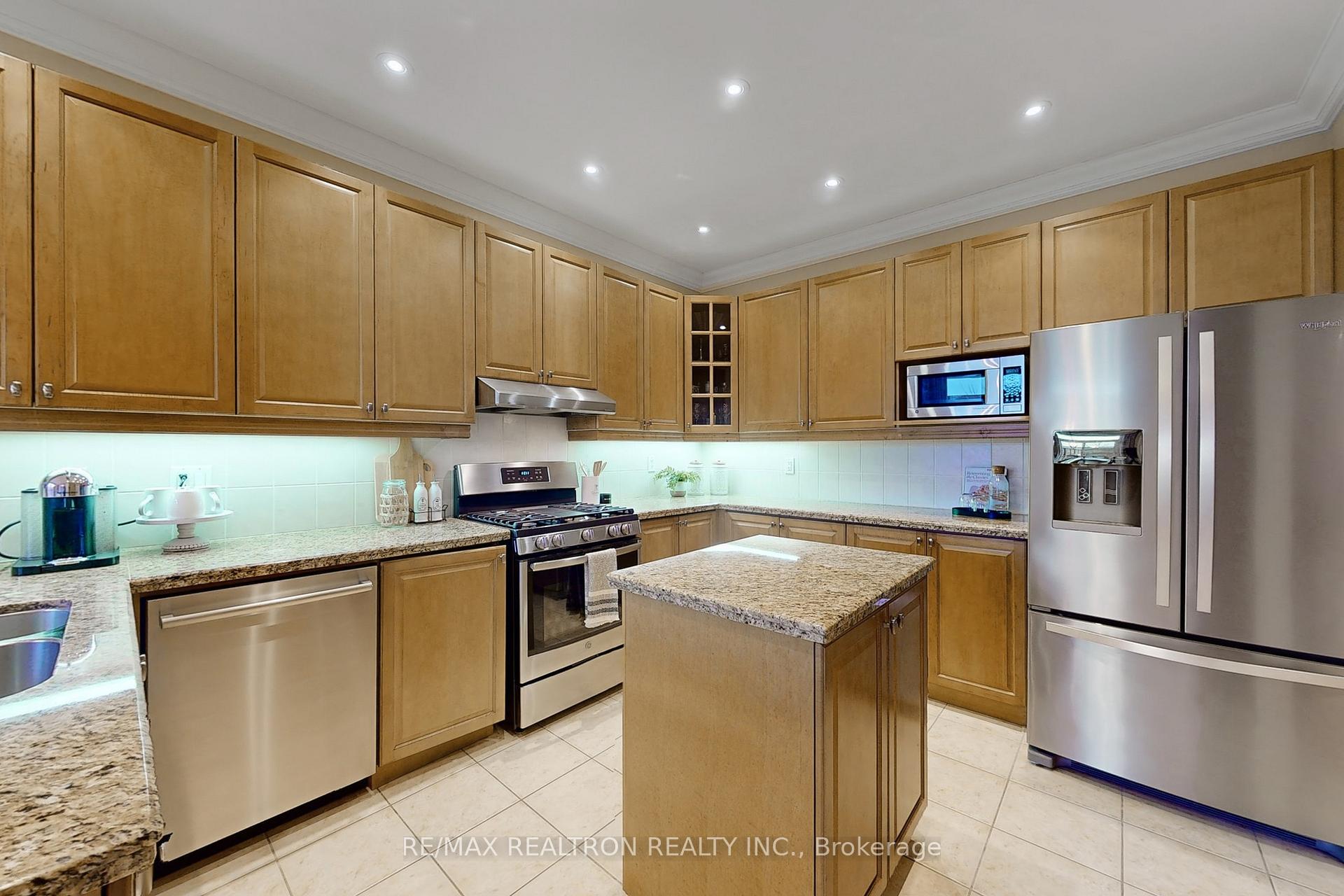 Photo 12 of 8 Sandwood Drive, Vaughan, Patterson — HOMEH