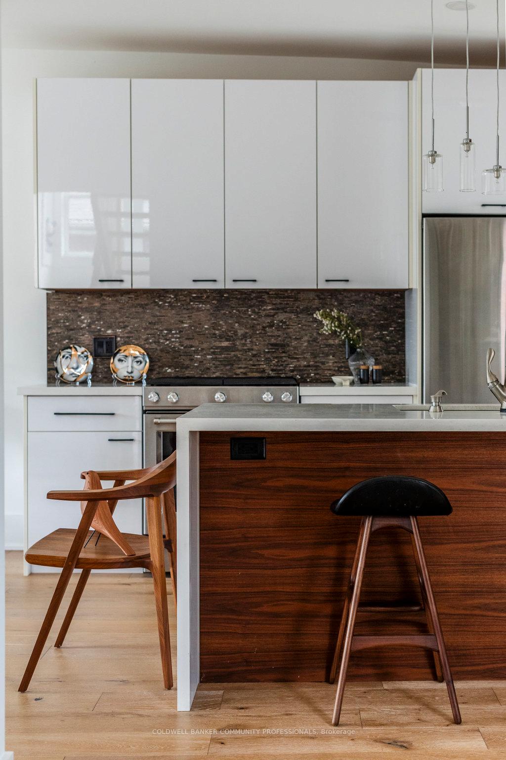 Photo 12 of 72 Rosslyn Avenue S, Hamilton, Delta — HOMEH