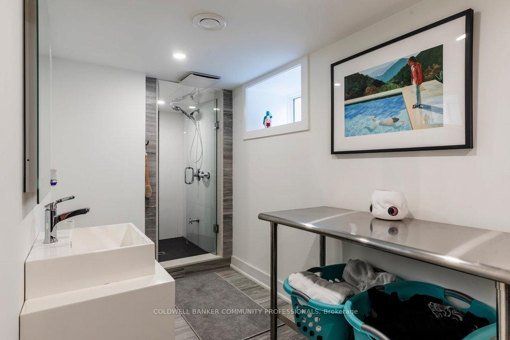 Photo 42 of 72 Rosslyn Avenue S, Hamilton, Delta — HOMEH