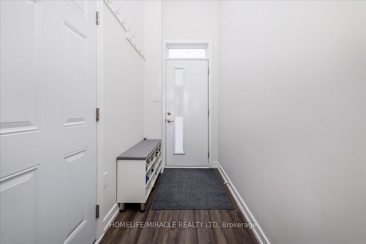 Photo 2 of 302 Dalhousie Street W, Vaughan, Vaughan Grove — HOMEH