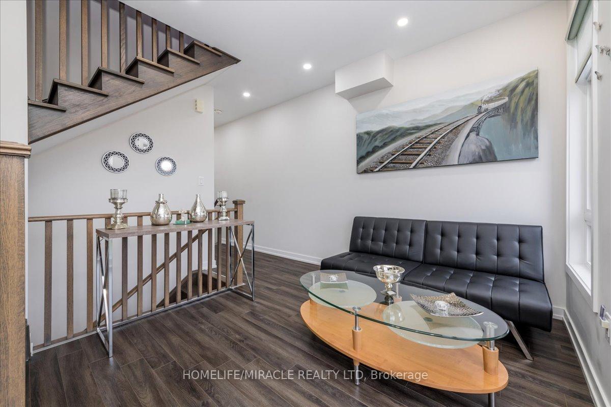 Photo 3 of 302 Dalhousie Street W, Vaughan, Vaughan Grove — HOMEH