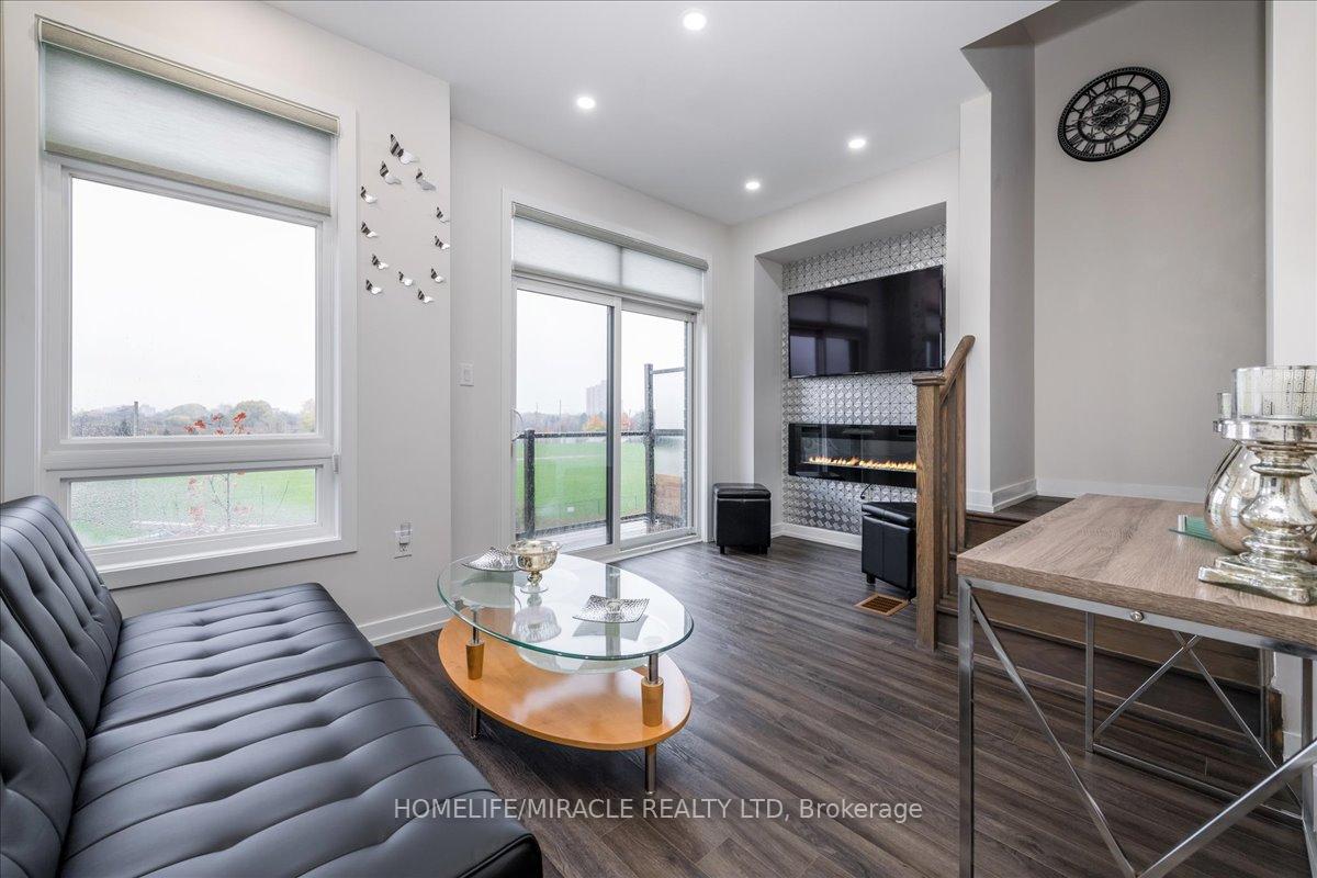 Photo 4 of 302 Dalhousie Street W, Vaughan, Vaughan Grove — HOMEH