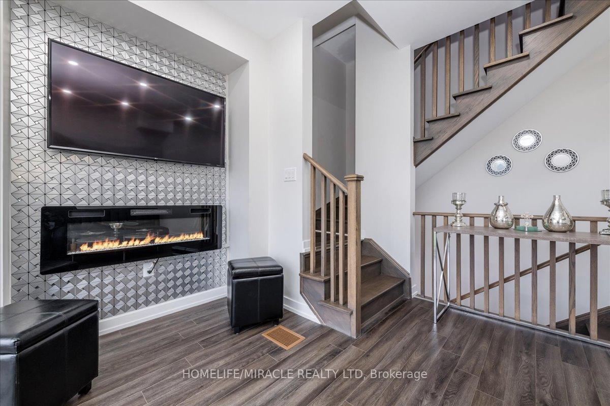 Photo 5 of 302 Dalhousie Street W, Vaughan, Vaughan Grove — HOMEH