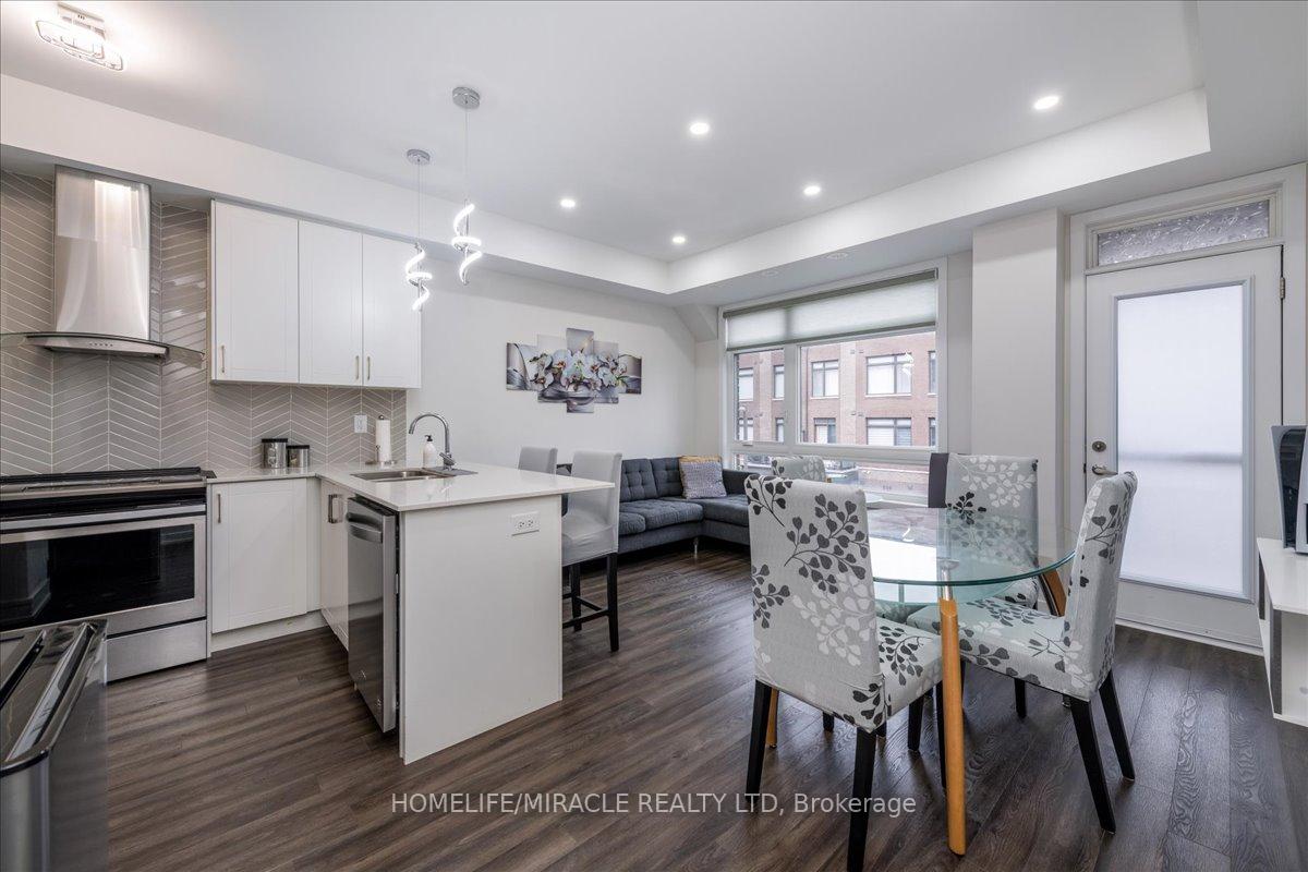 Photo 7 of 302 Dalhousie Street W, Vaughan, Vaughan Grove — HOMEH
