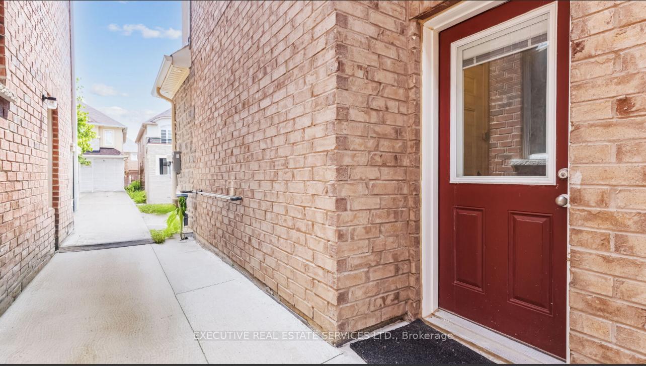 Photo 23 of 28 Merrybrook Trail, Brampton, Northwest Brampton — HOMEH