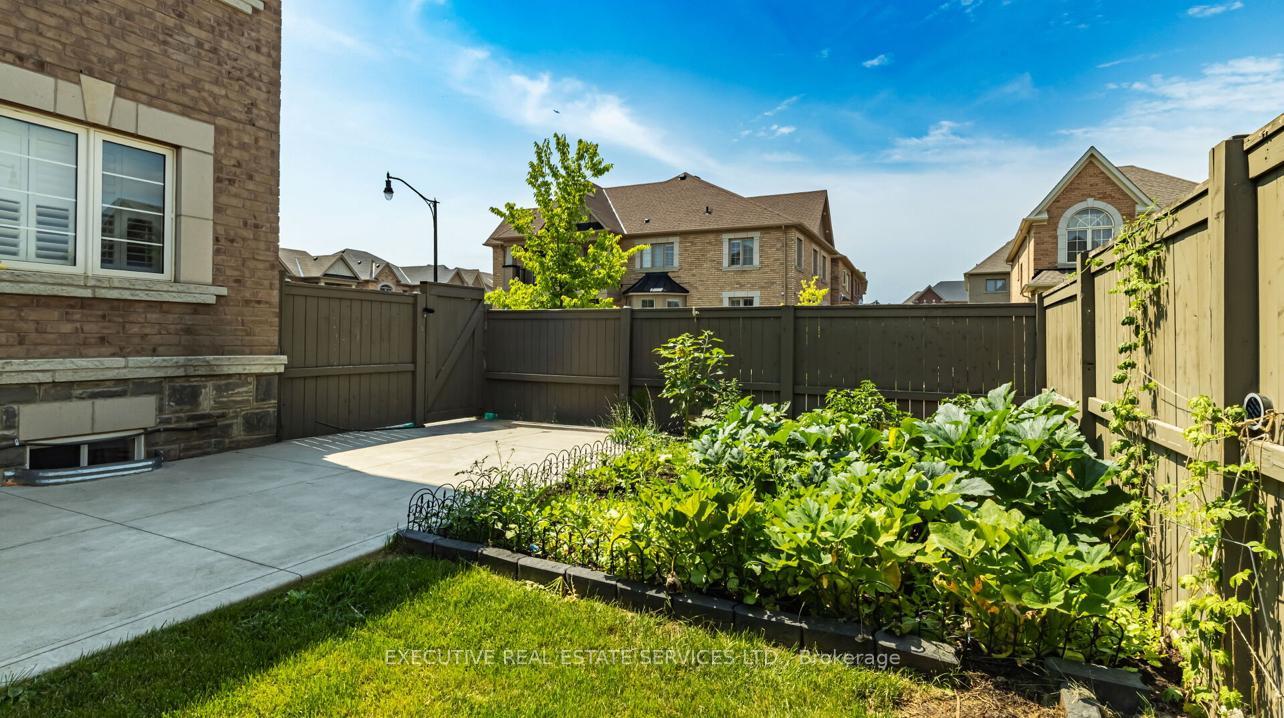Photo 35 of 28 Merrybrook Trail, Brampton, Northwest Brampton — HOMEH
