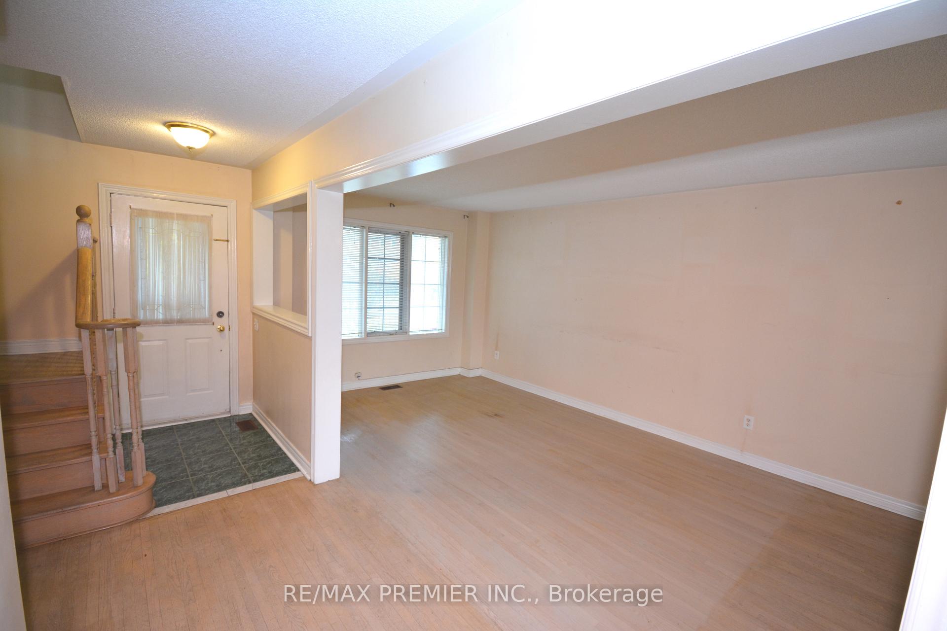 Photo 3 of 77 Stonebriar Drive, Vaughan, Maple — HOMEH