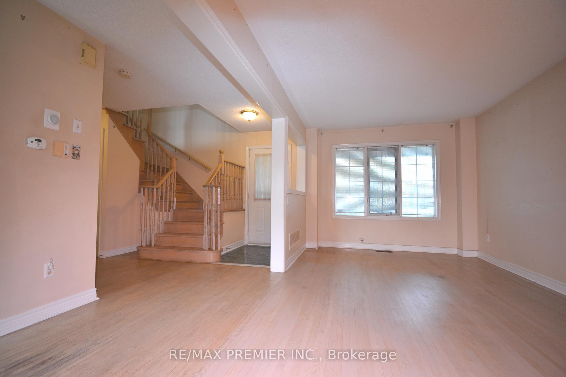 Photo 4 of 77 Stonebriar Drive, Vaughan, Maple — HOMEH