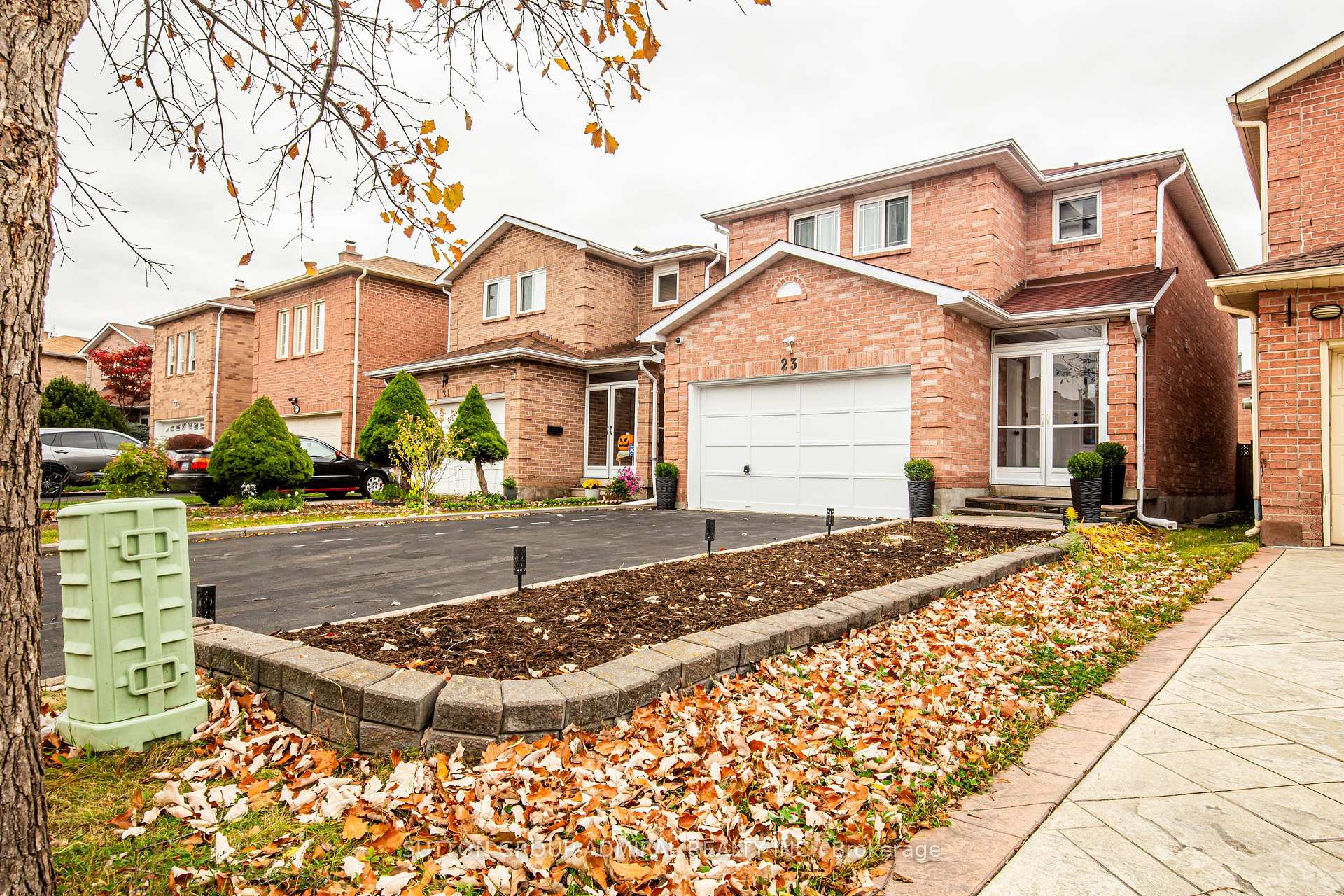 Photo 2 of 23 Millbank Court, Vaughan, Brownridge — HOMEH