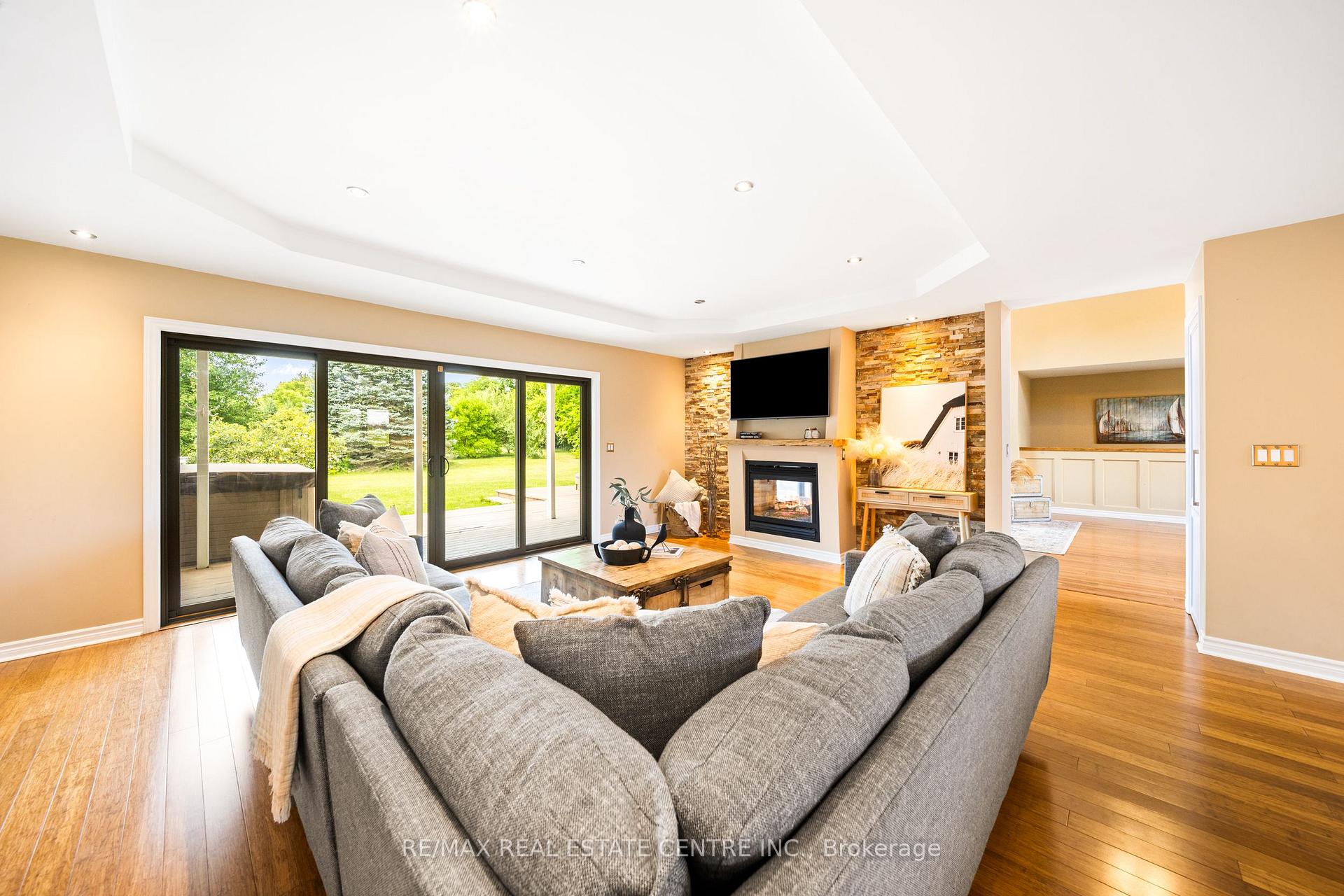 Photo 2 of 399 Old Brock Road, Hamilton, Greensville — HOMEH